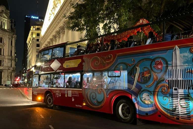 Passeando por Buenos Aires à noite em um ônibus panorâmico