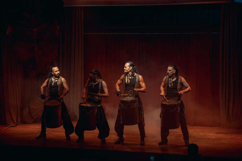 Tocando los tambores sobre el escenario