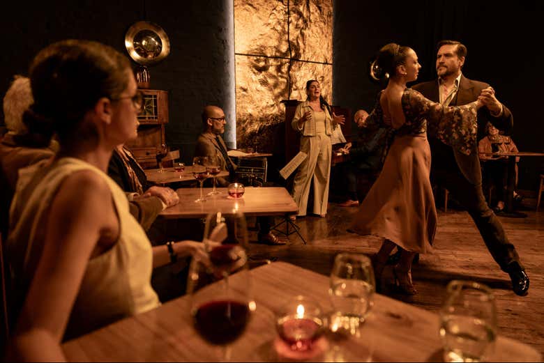 Apreciando la sensualidad de los bailarines