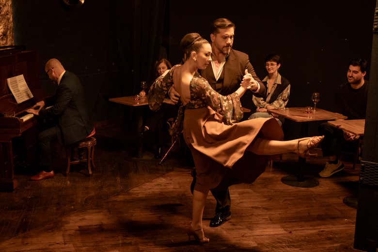  En Secreto Tango Society las parejas improvisan entre las mesas