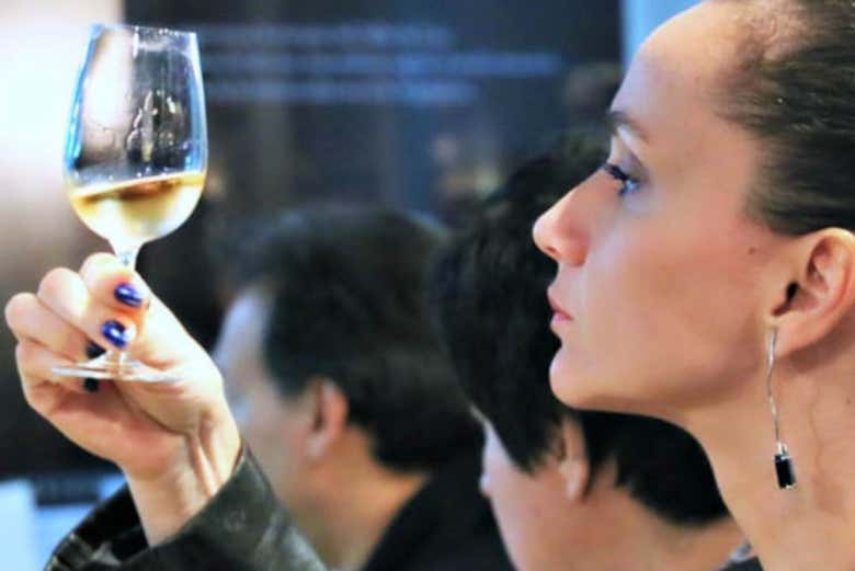 A punto de probar un vino blanco
