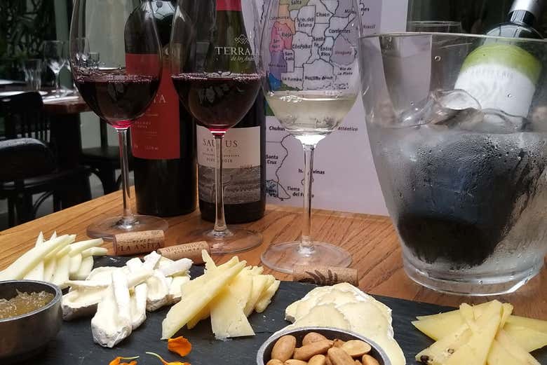 Tabla de quesos y vinos para degustar