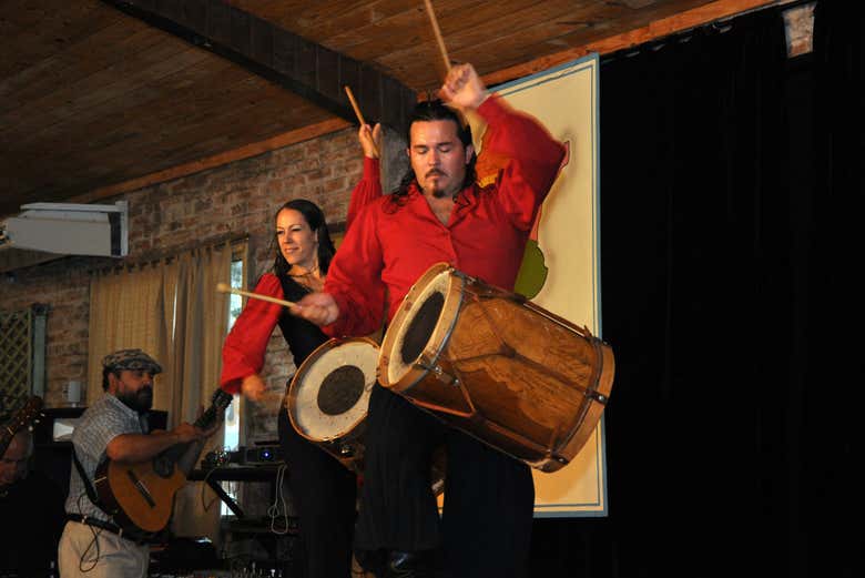 Vereis un show de canto y danza folclórica