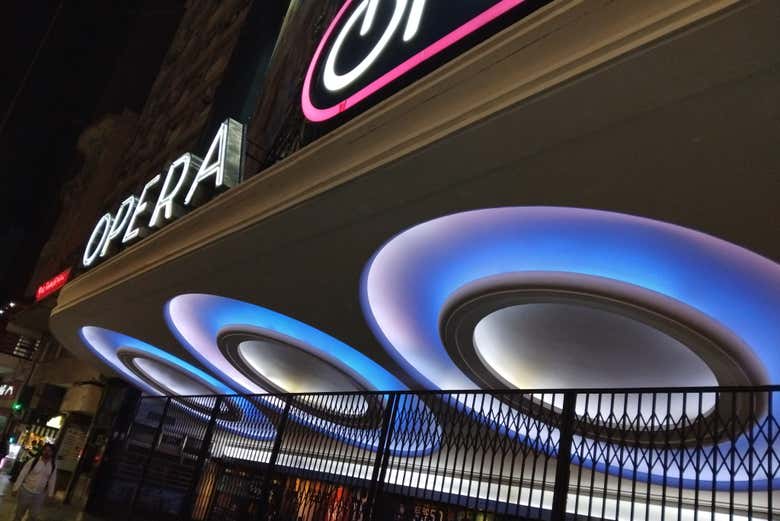 Frente al Teatro Ópera en avenida Corrientes