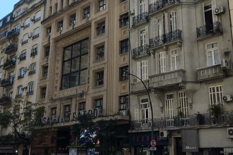 Frente a Casa del Teatro