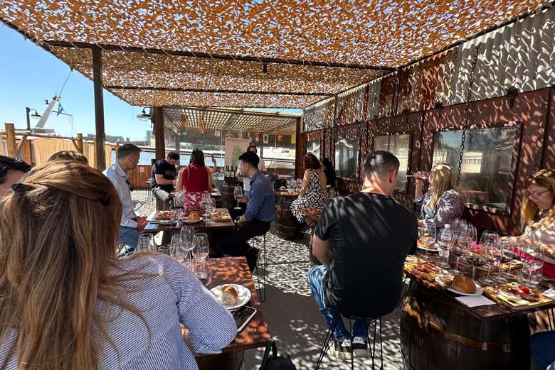 Escutando as explicações do sommelier