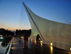 Puente de la Mujer at nightfall