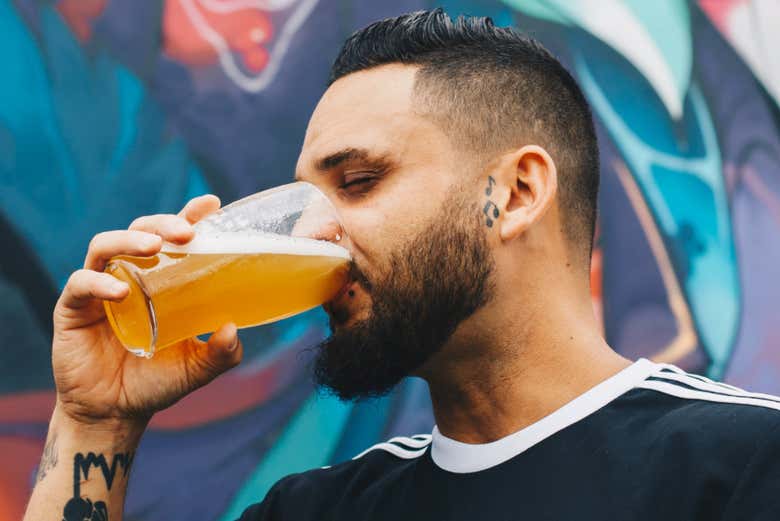 Degustando una birra artigianale argentina
