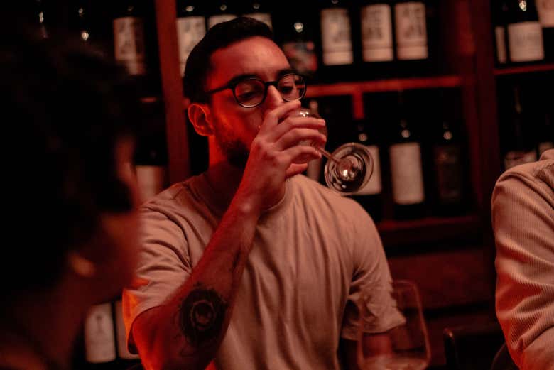 Tomando uma dose em um bar em Palermo