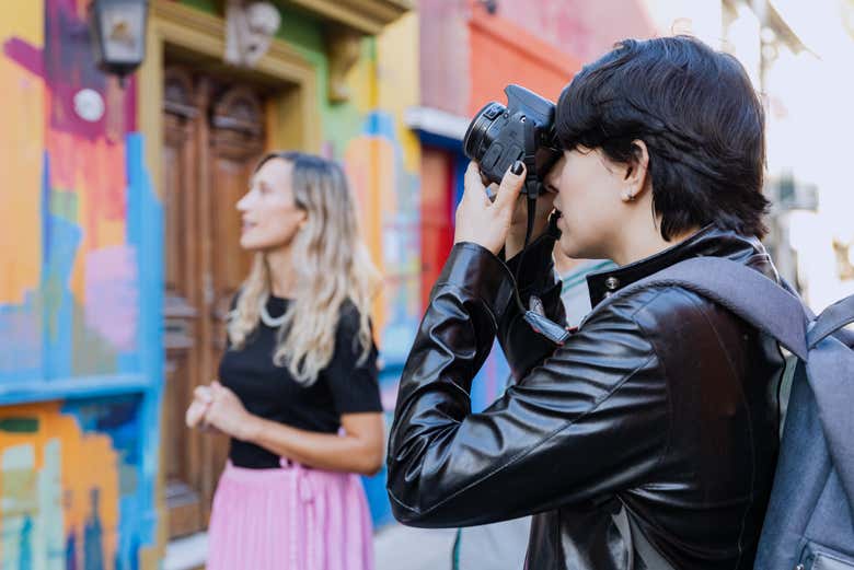 Tirando uma foto de um mural