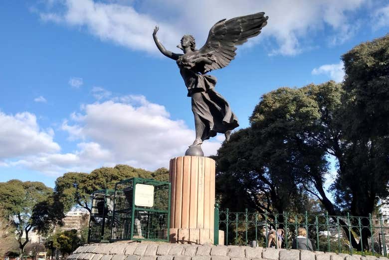 Monumento de la Victoria Alada, rodeada de áreas verdes