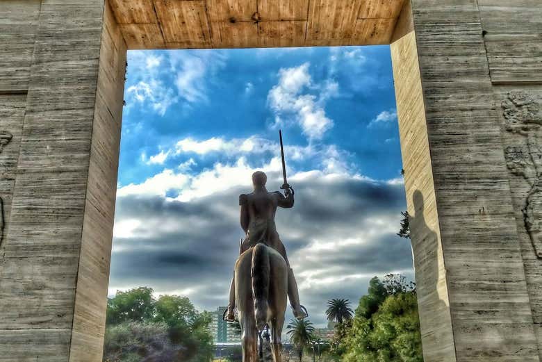 Monumento a Simón Bolívar con vistas del Parque Rivadavia