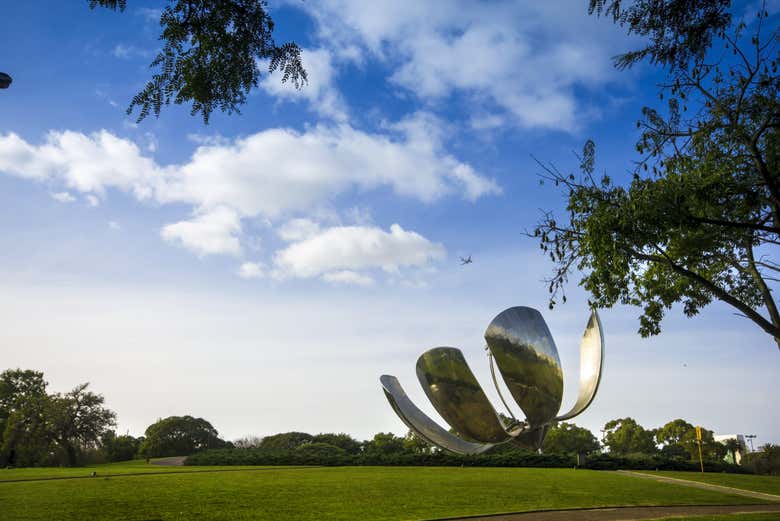 Floralis Genérica refletindo o céu de Buenos Aires