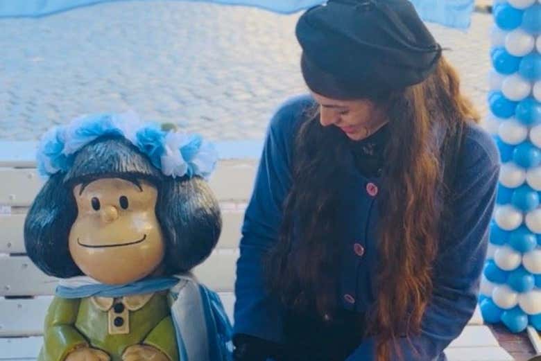 Una fan de Mafalda frente a la icónica escultura