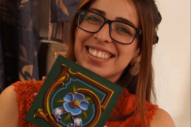 Posando con la obra creada 