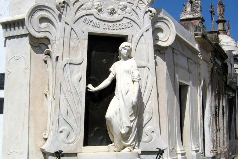Tumba de Rufina Cambaceres