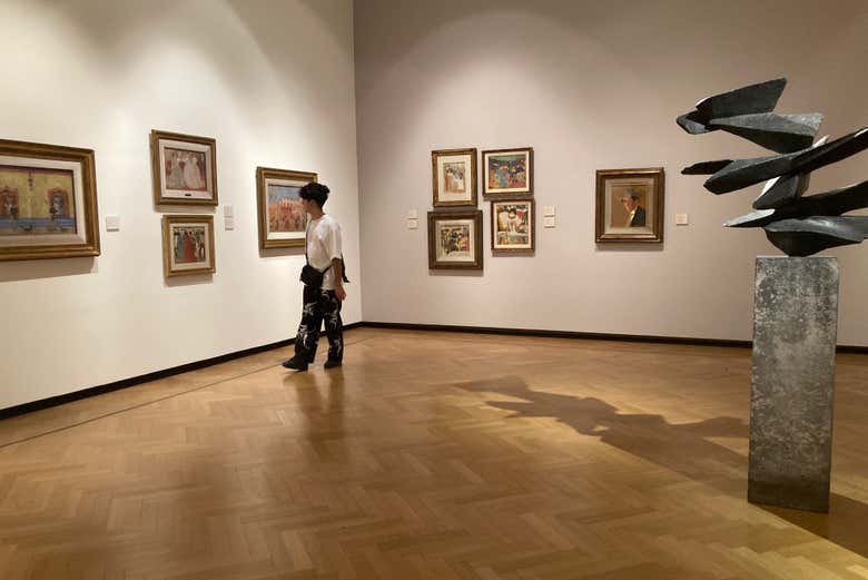 Contemplando as obras de arte do museu