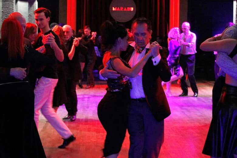 Bailando tango en una típica milonga porteña