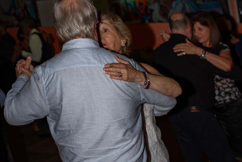 El cruce de miradas es esencial en el tango porteño