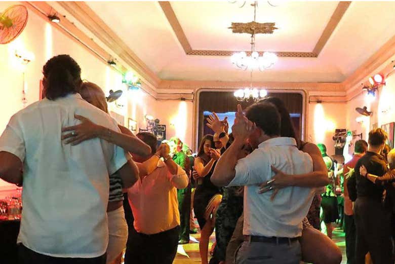 Disfrutando de la experiencia de la milonga
