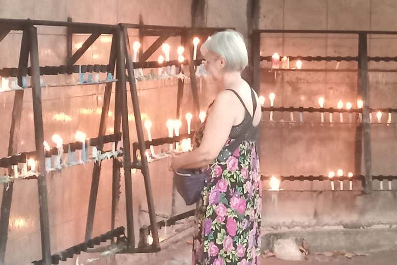 Na área das velas do templo