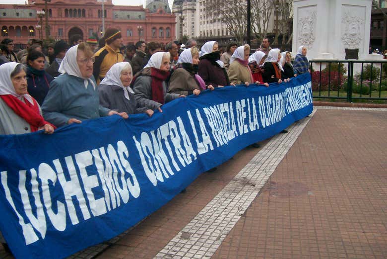 Witness the Ronda de las Madres in Plaza de Mayo