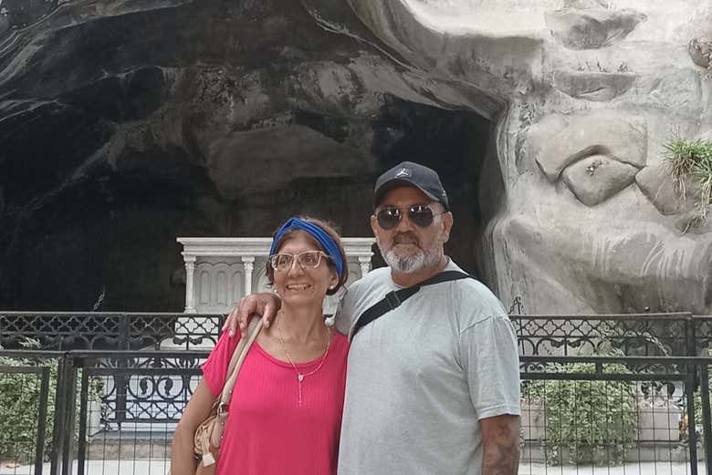 Um casal contemplando a visita