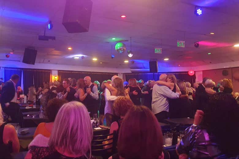 Visitando el salón de baile de tango