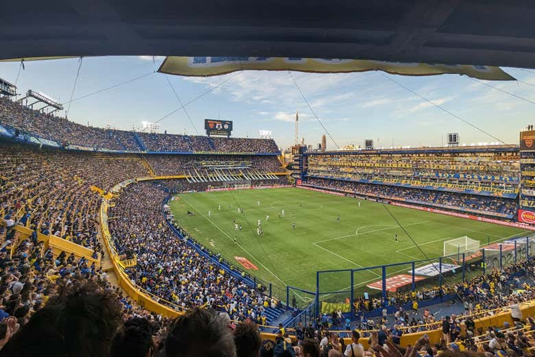 Em La Bombonera, respira-se um grande ambiente de futebol.