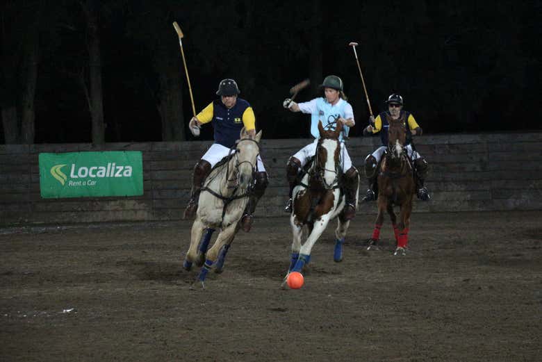 Tre giocatori che si contendono la palla