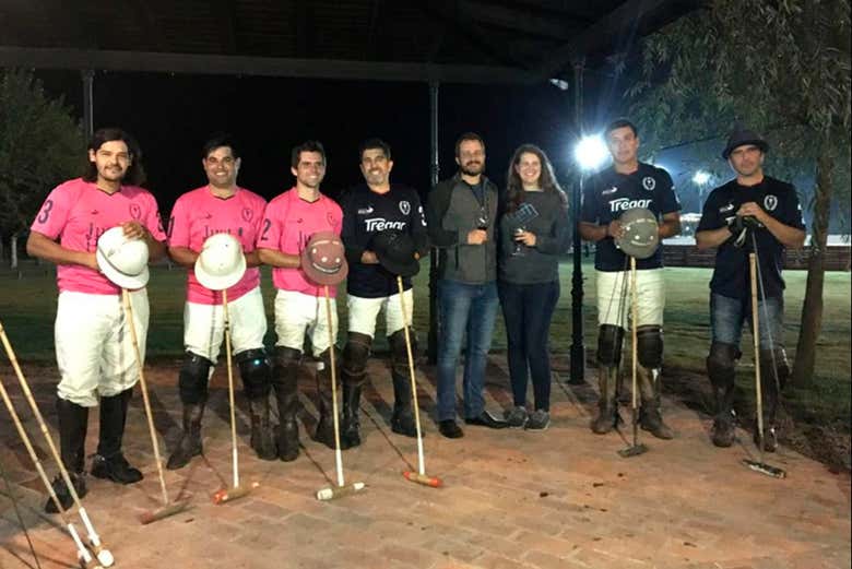 Celebrando con los jugadores de polo