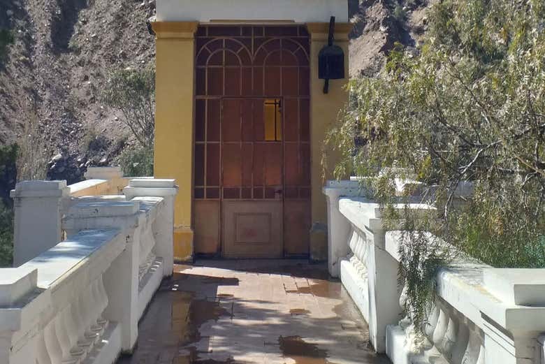 Dentro do hotel histórico em Cacheuta