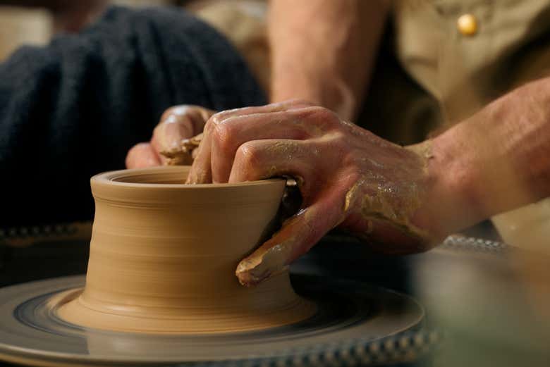 Durante el taller de cerámica