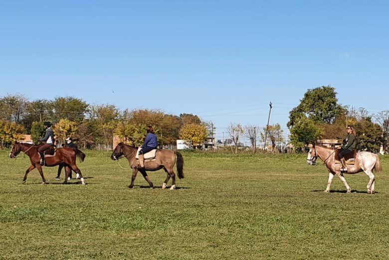 Jinetes preparados para el paseo a caballo