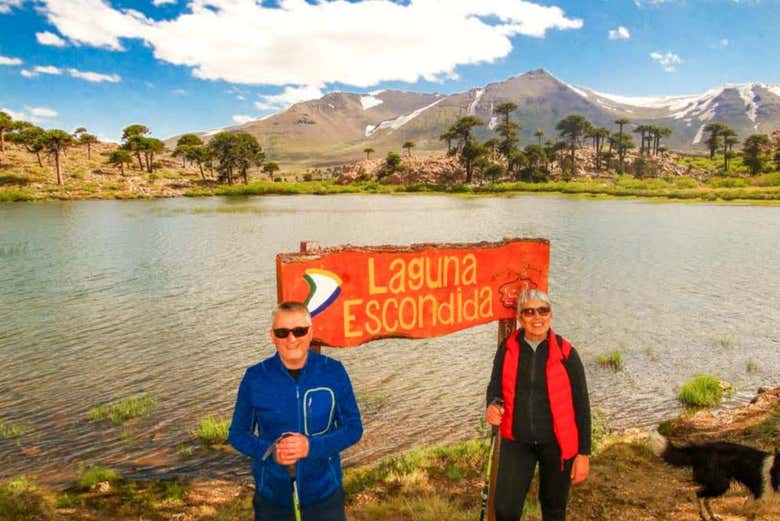 Une photo avec le panneau Laguna Escondida