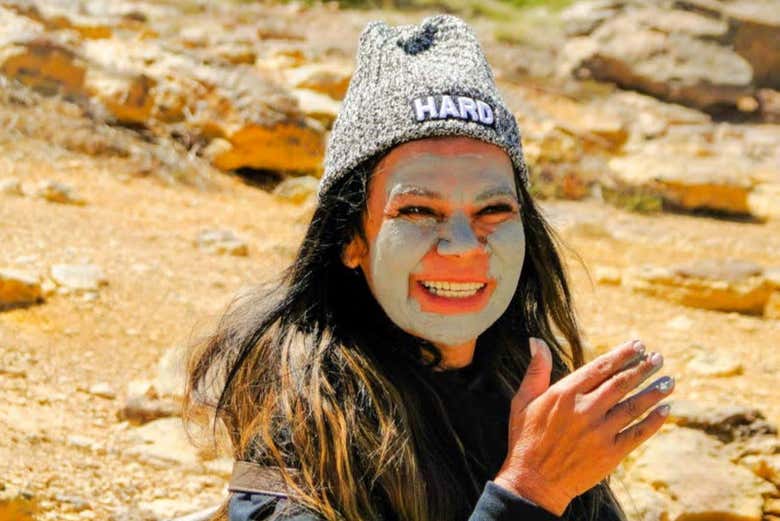 Try out a refreshing mud mask!