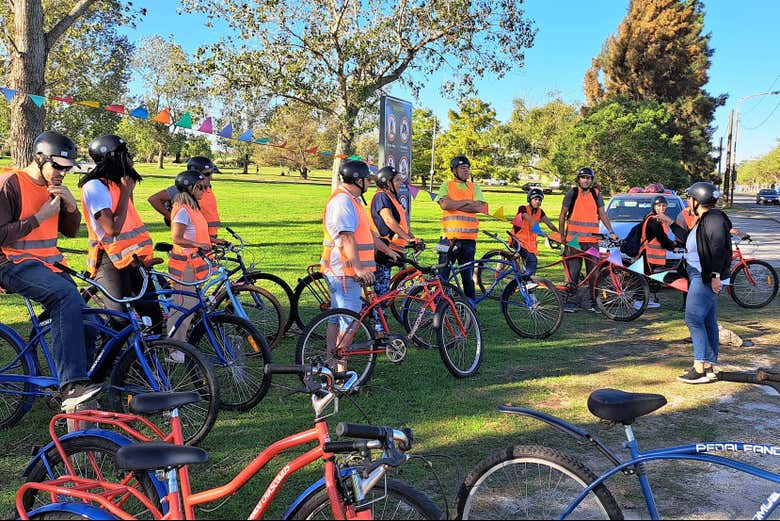 Recibiendo instrucciones antes de comenzar el tour en bicicleta