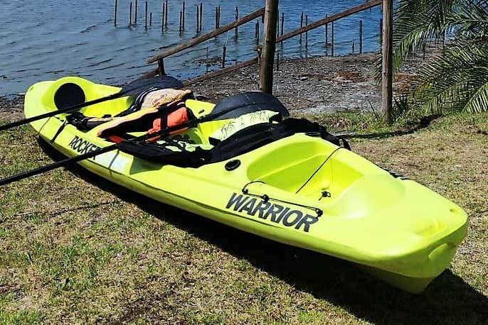 Kayak en la orilla de la laguna de Chascomús