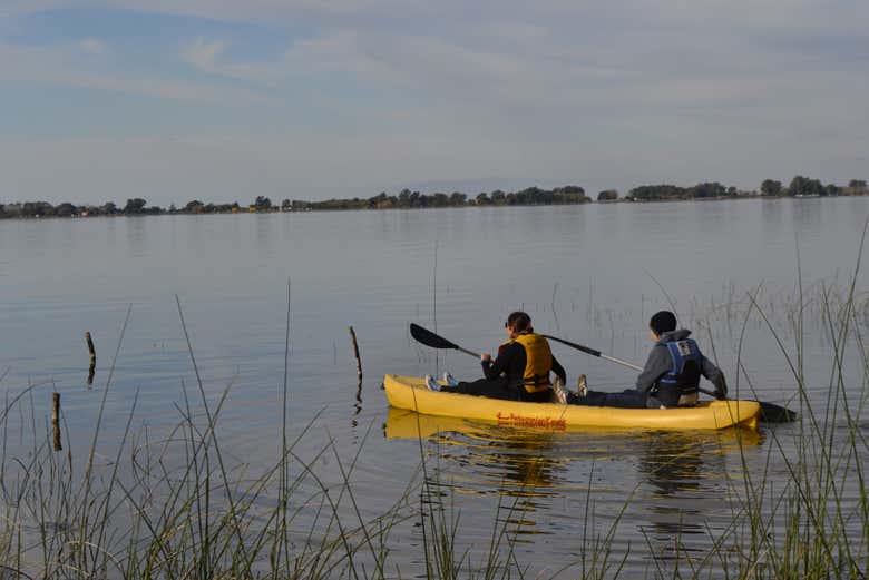 Navegando en kayak por la laguna de Chascomús