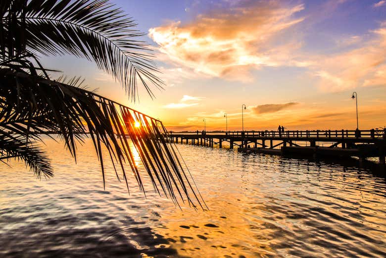 Atardecer en el muelle de la laguna de Chascomús