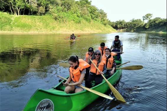 Remando en rabaska por el río Pilcomayo