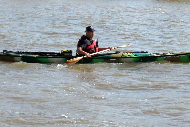 Navegando en el kayak por el río Uruguay
