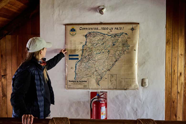 Contemplando el mapa de la provincia argentina de Corrientes