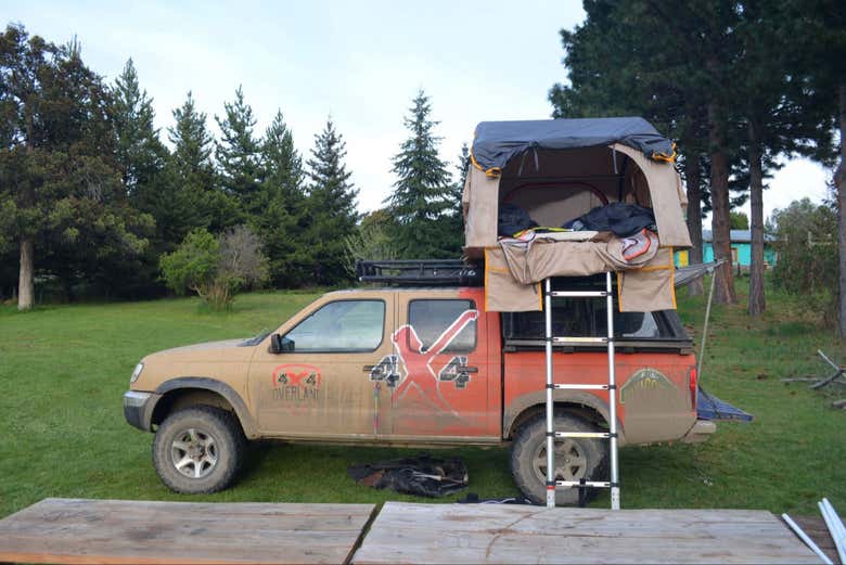 O 4x4 estacionado no bosque da estância