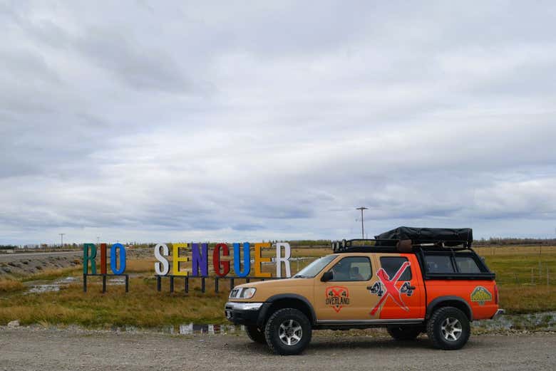 Passando em frente ao letreiro do rio Senguer