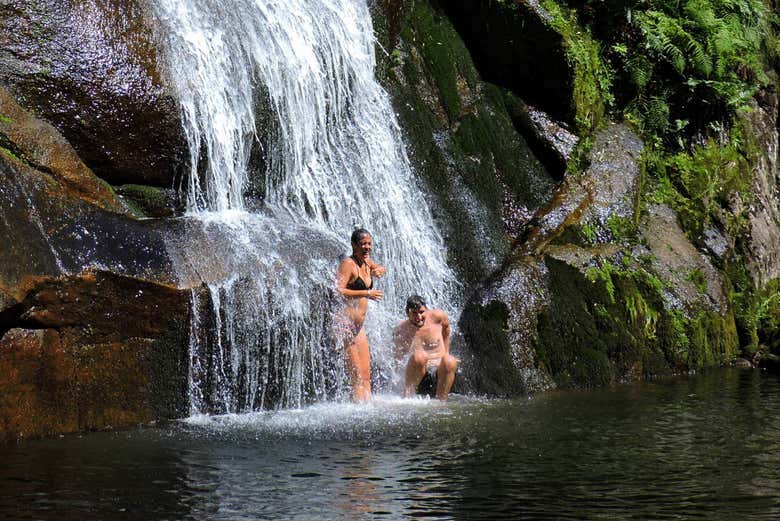 Banho na cascata de Anambé