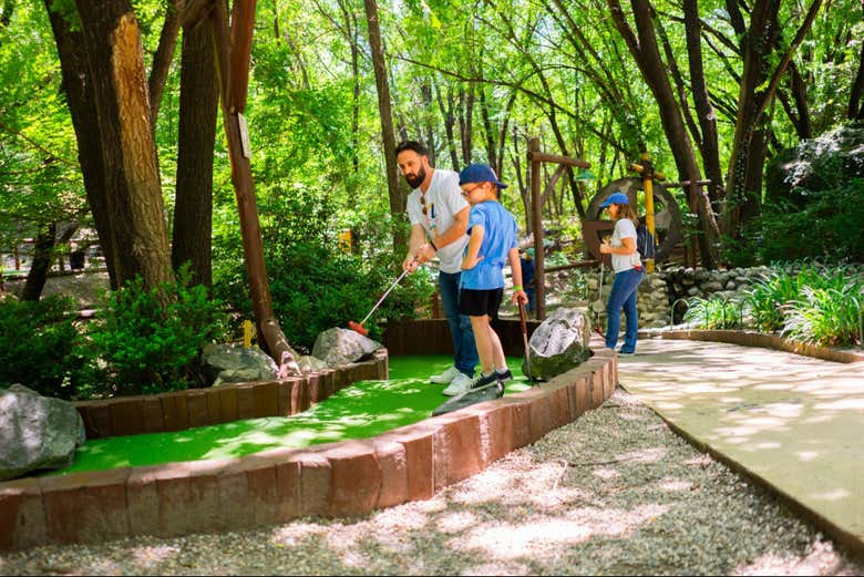 Giocando al Mini Golf
