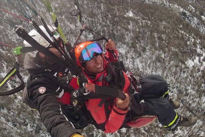 Sobrevolando los paisajes nevados de El Bolsón