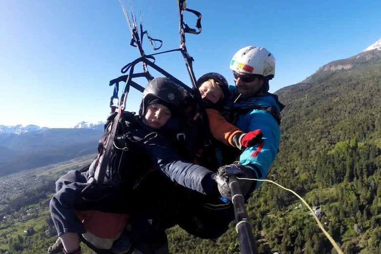 Niños disfrutando del vuelo en parapente
