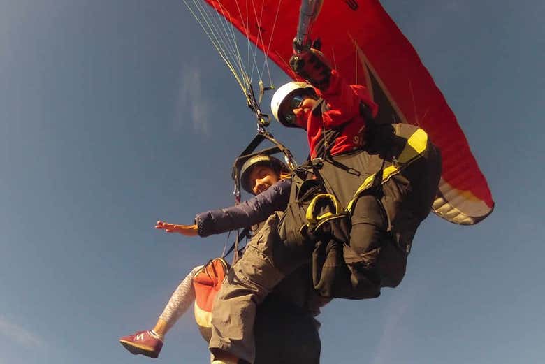 Disfrutando de las vistas desde el parapente